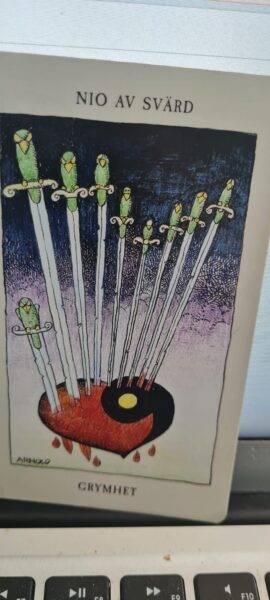 Nio av svärd i tarotkorten